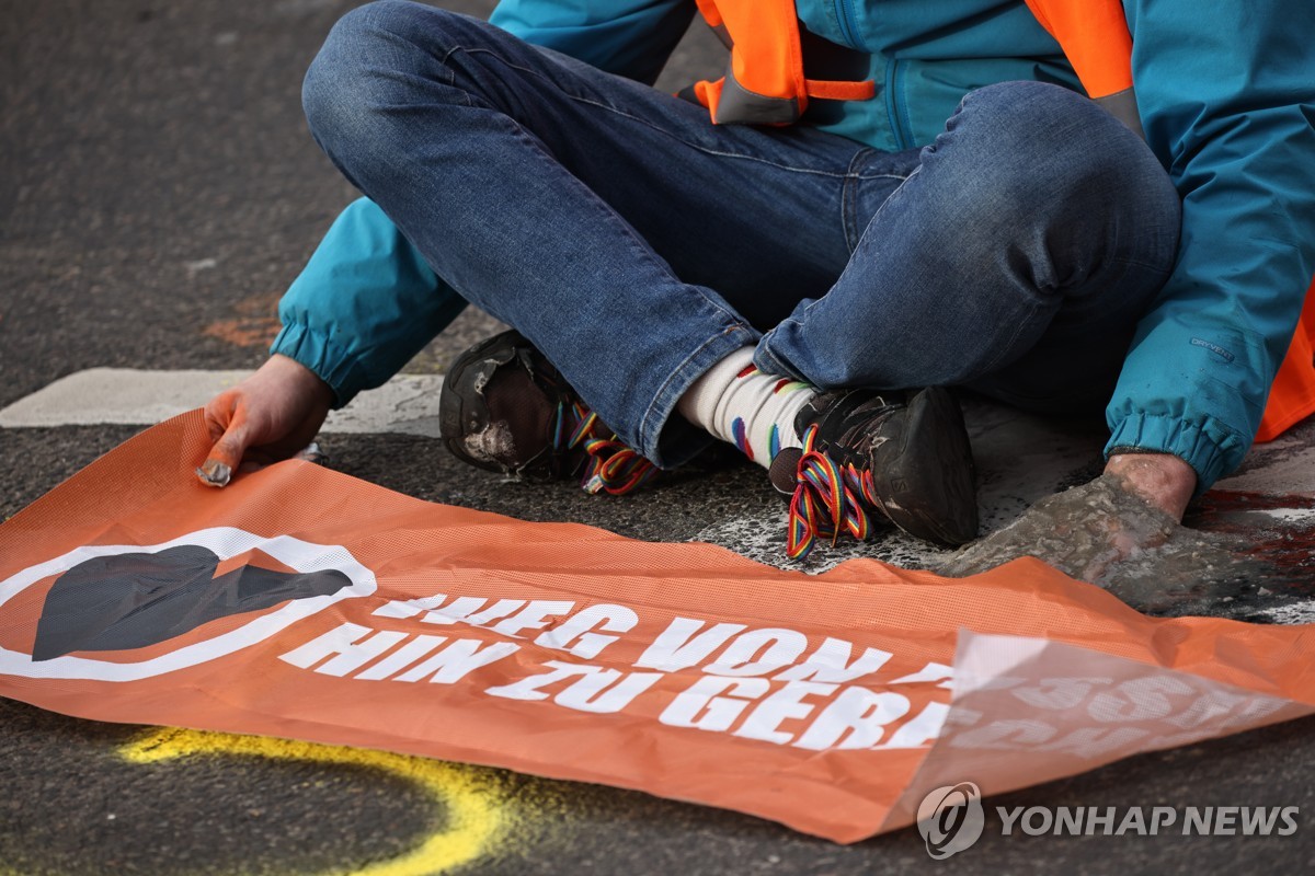 독일 기후단체 '접착제 시위' 공항 3시간 마비