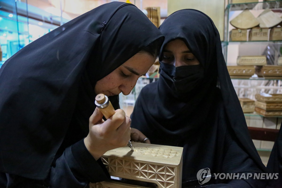 "또 여성 억압"…아프간 탈레반, 공공부문 女노동자 월급 삭감