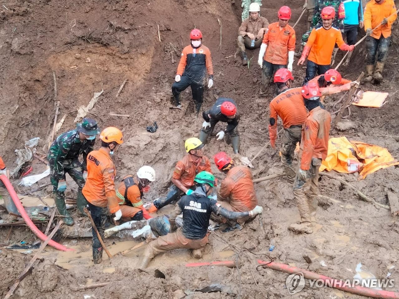 인니 불법금광 산사태 사망자 23명으로 늘어…실종자 35명