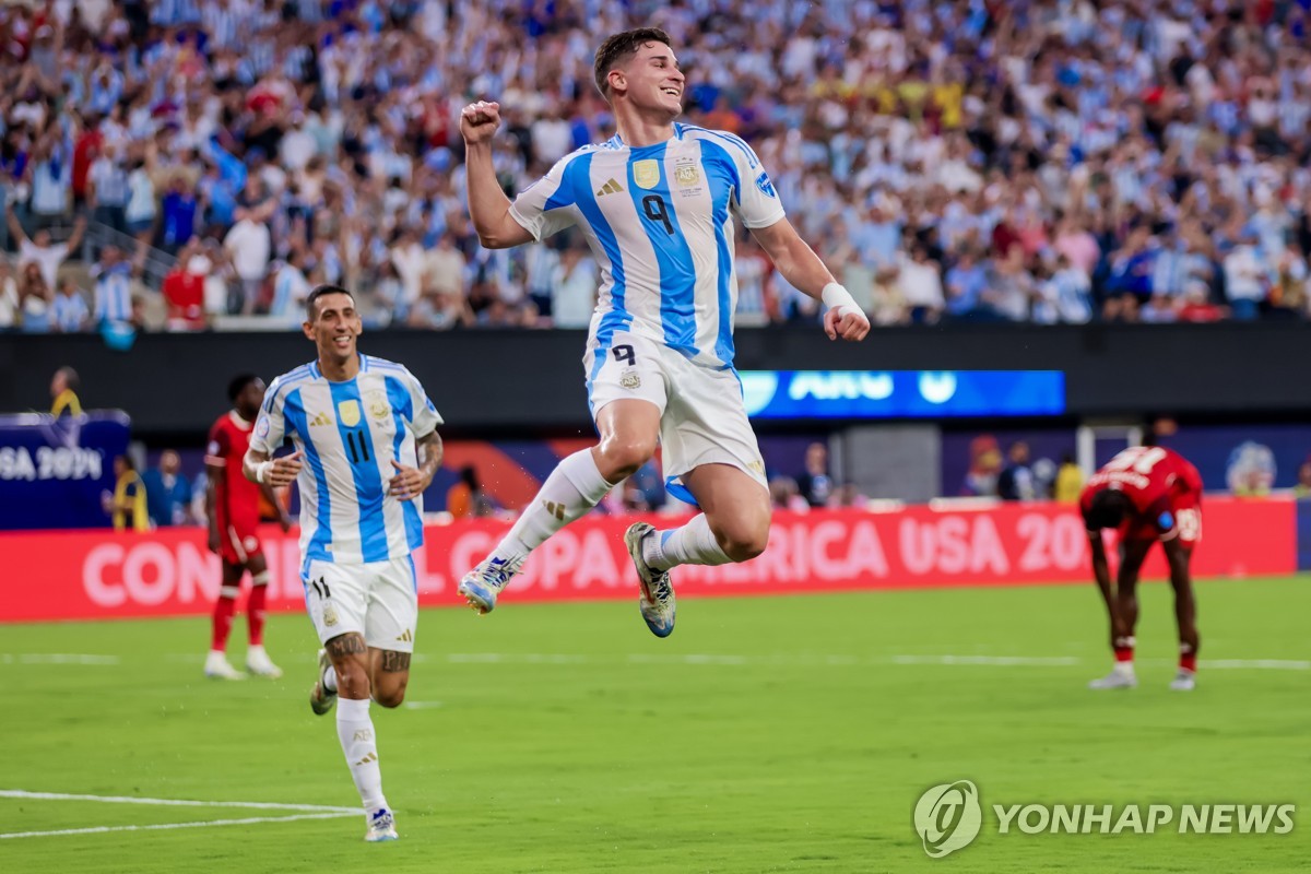 메시, 드디어 골맛!…아르헨, 캐나다 2-0 꺾고 '코파 결승행'