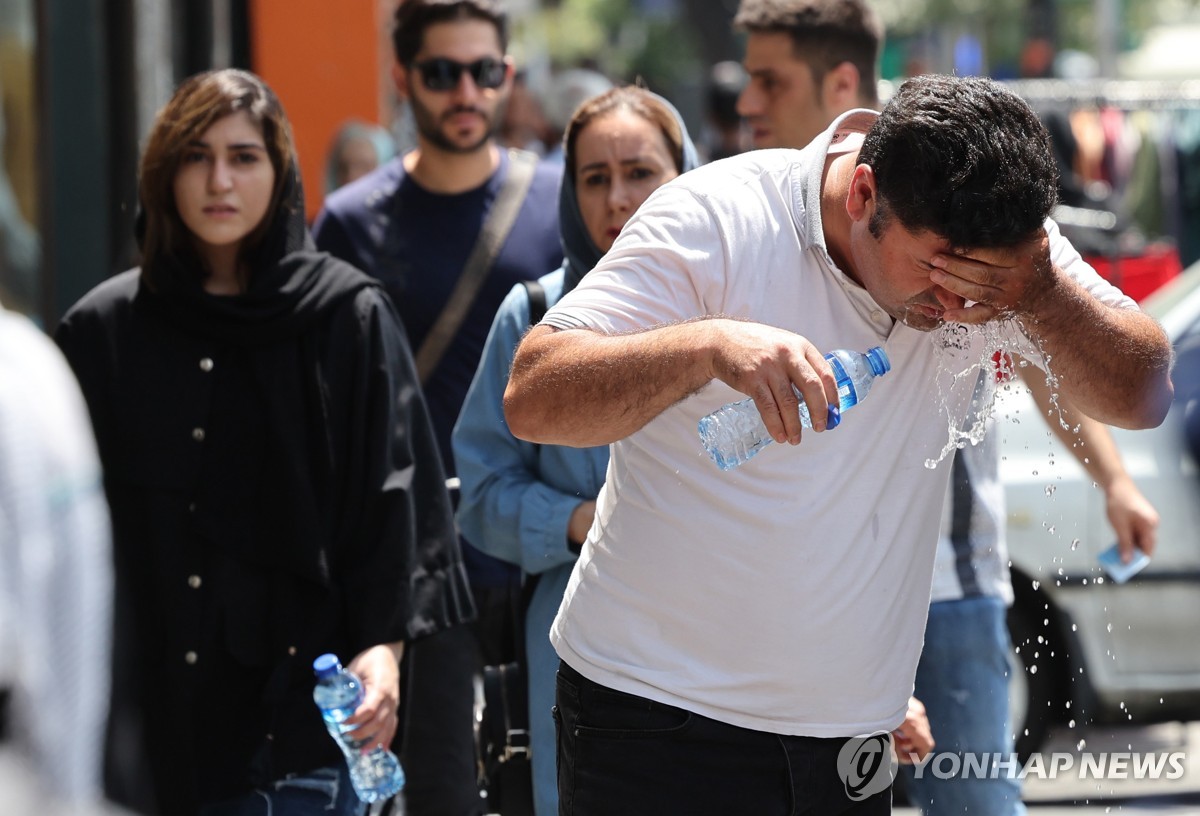 이란 '50도 육박' 폭염…전국 관공서 휴업·수백명 탈진