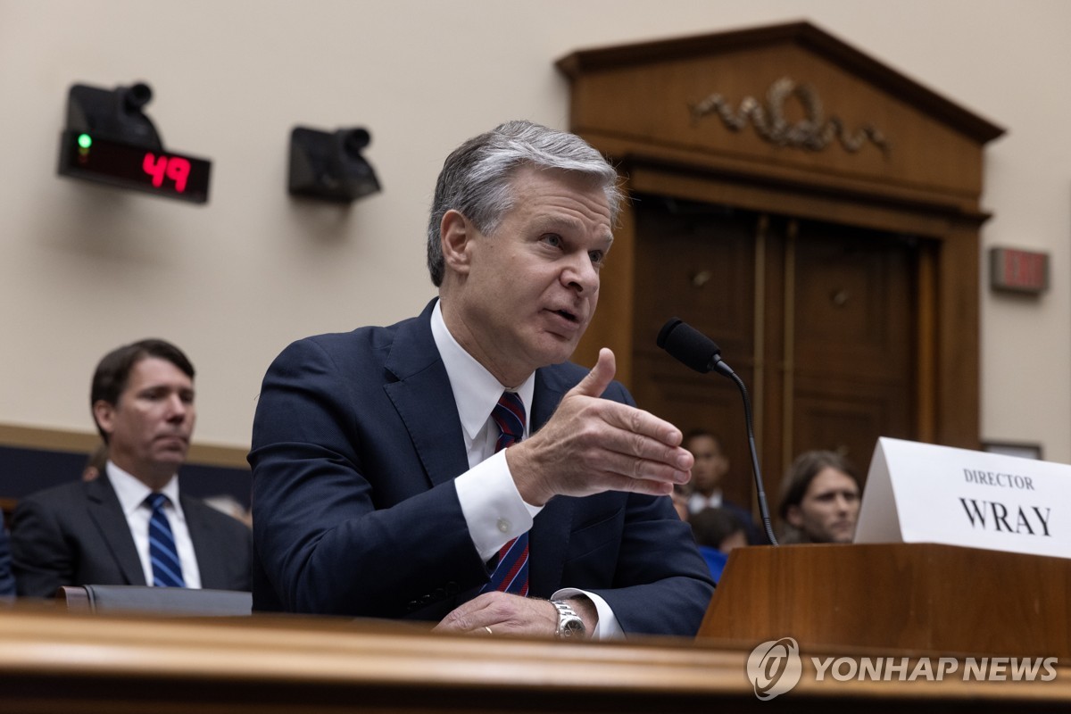 FBI국장 "총격범, 케네디암살 검색…범행前 드론 띄워 현장조사"