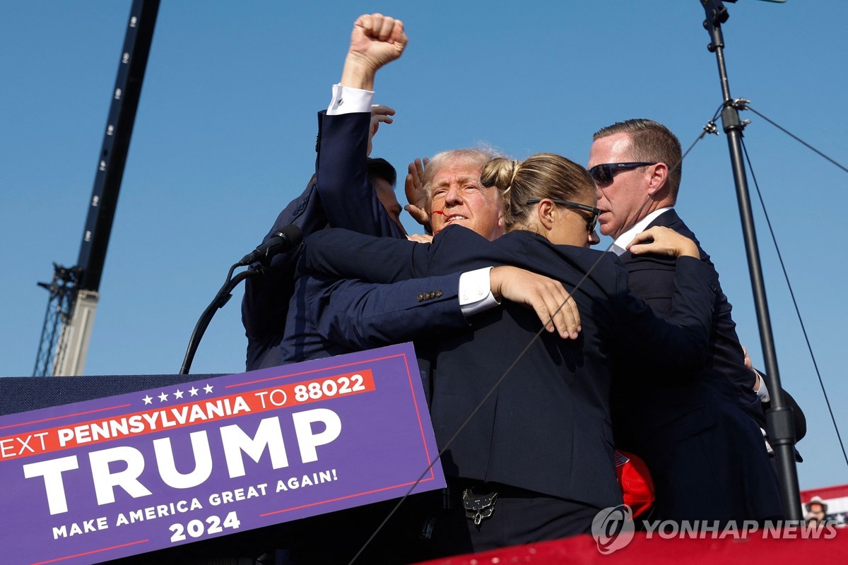 [트럼프 피격] '따다닥'에 "엎드려!"…성조기 앞 트럼프, 피흘리며 주먹 불끈(종합)