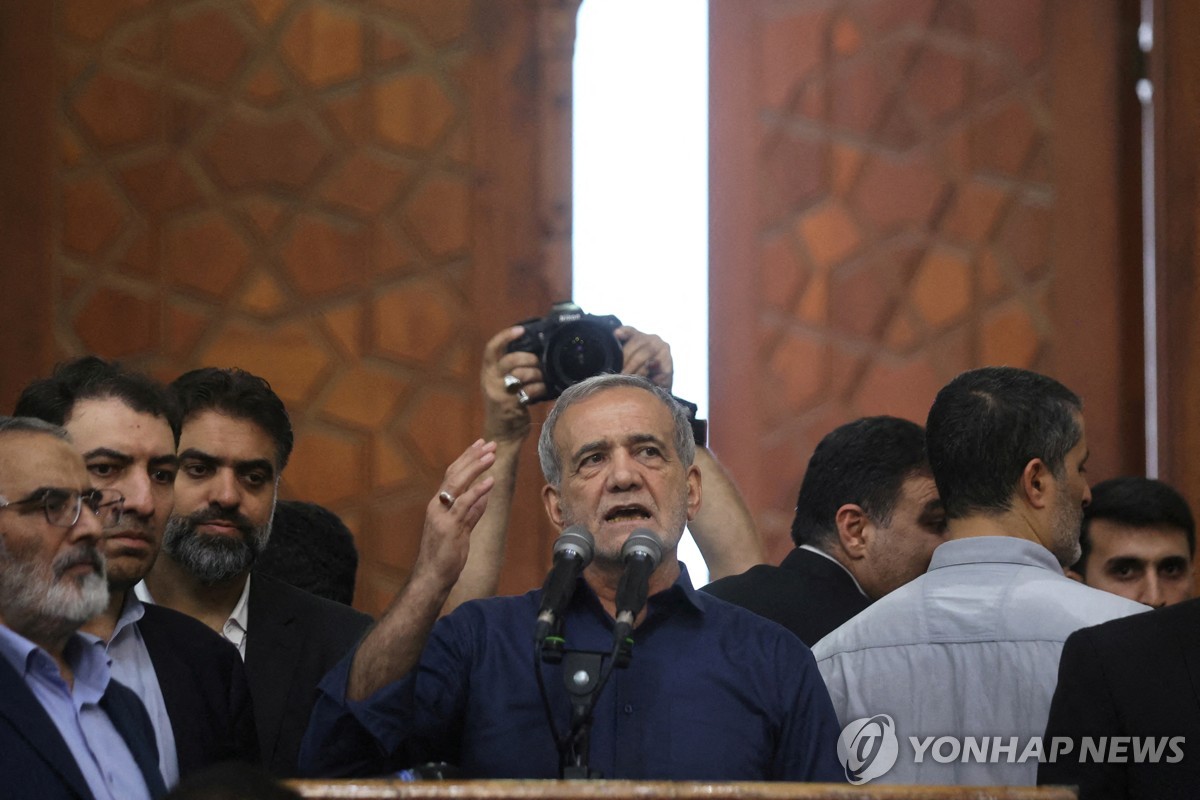 "또 오판 말라" "선의엔 선의로"…페제시키안, 대미 투트랙 신호