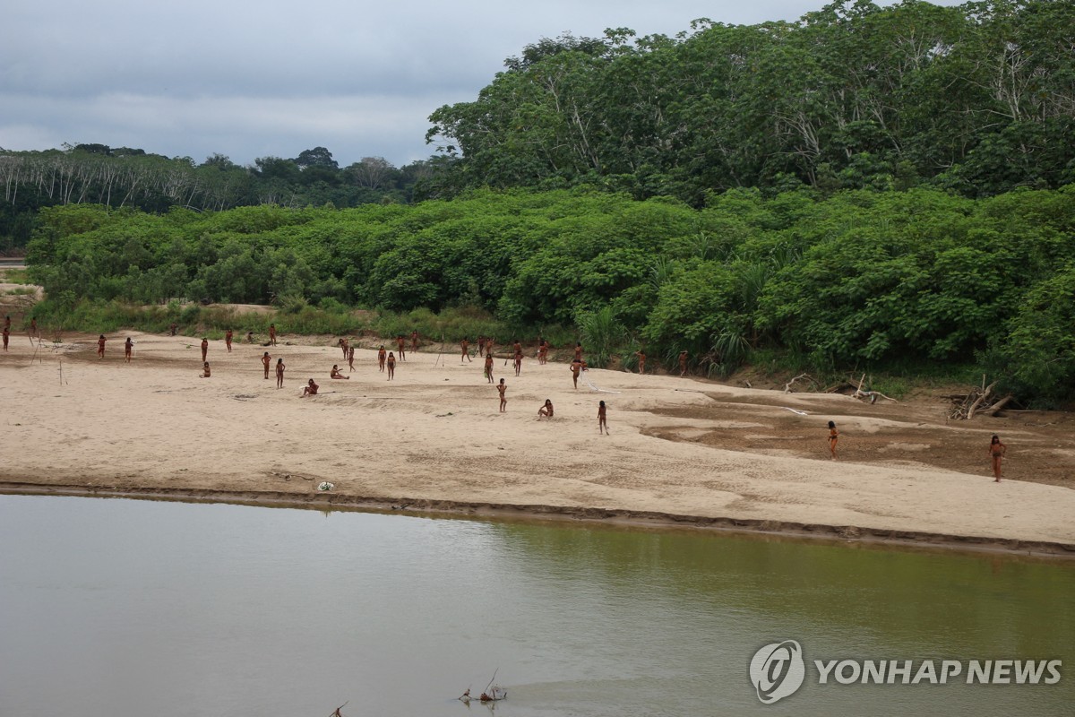 페루 아마존의 '문명 미접촉 부족' 모습 포착…영상 공개돼