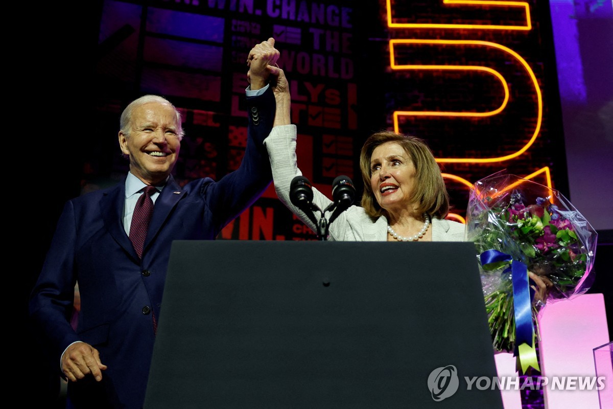 [바이든 사퇴] 등 돌린 '동지' 오바마·펠로시…측근 압박에 백기