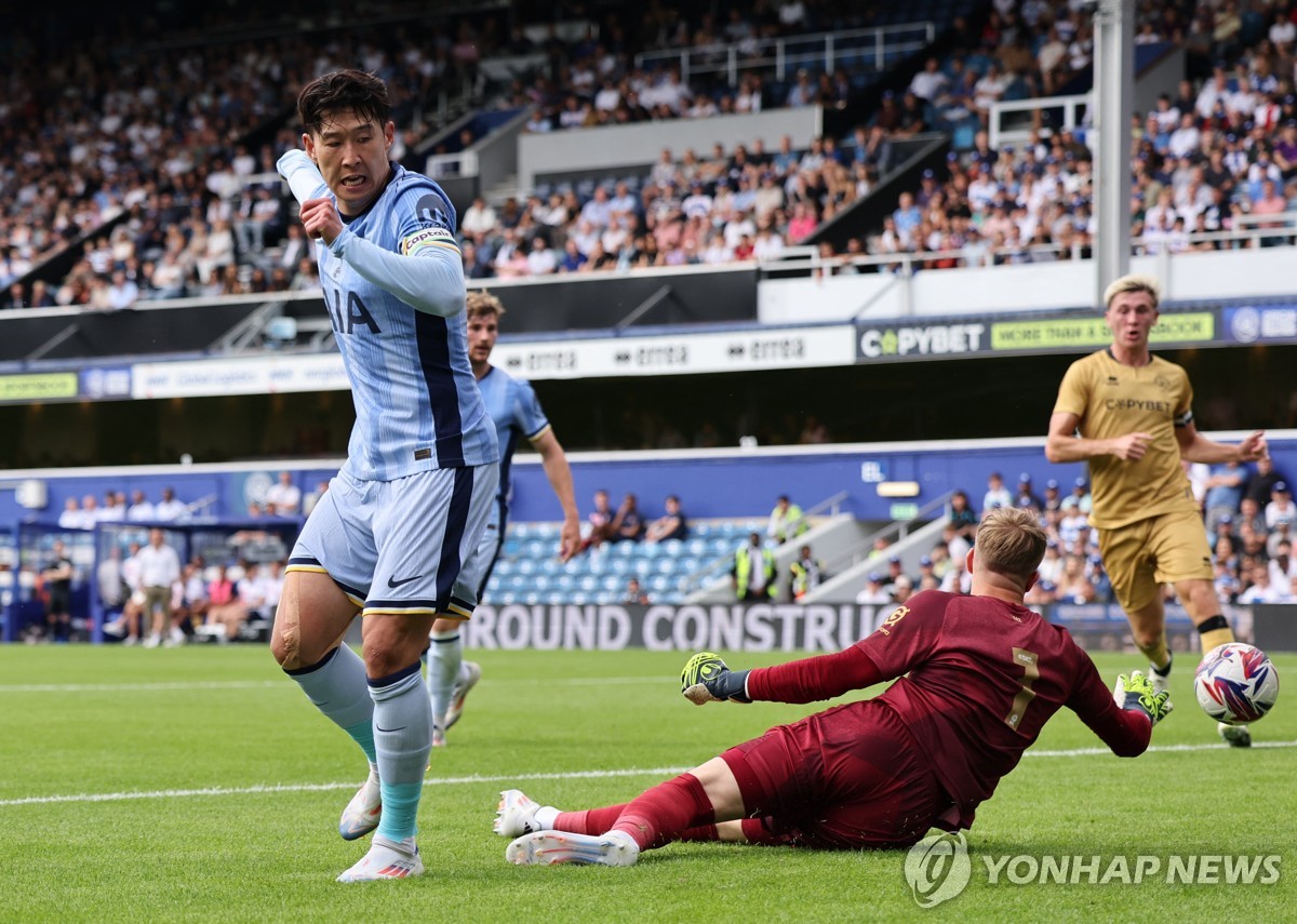 손흥민, 두 차례 골 기회 무산…토트넘, QPR과 평가전 2-0 승리