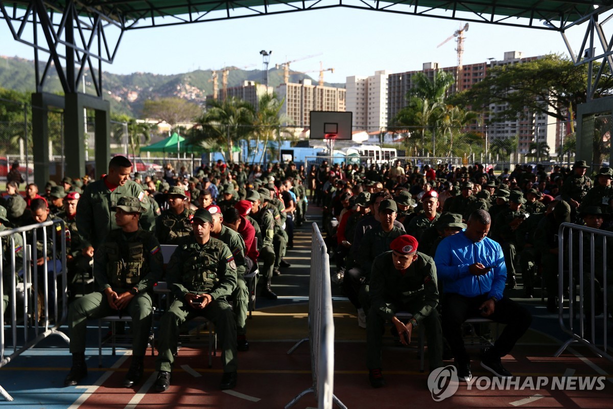 "어제 밤부터 줄 섰다"…베네수엘라 대선투표 개시