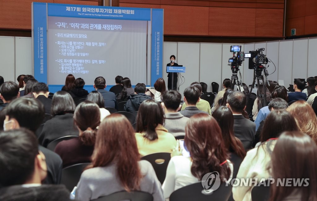 노후안전판 퇴직연금 가입률 높이려면…"취직·이직때 자동가입"