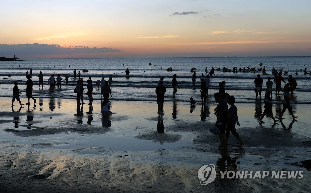 제주 7일째 더위에 '잠 못 이루는 밤'…최저 28.7도