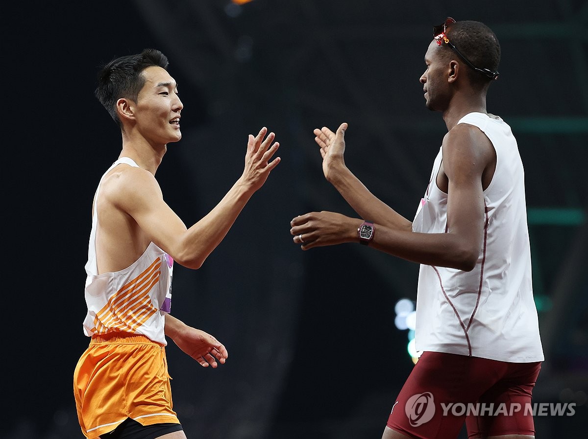 [올림픽] '우상혁 라이벌' 커, 파리 입국 전 마지막 대회에서도 우승