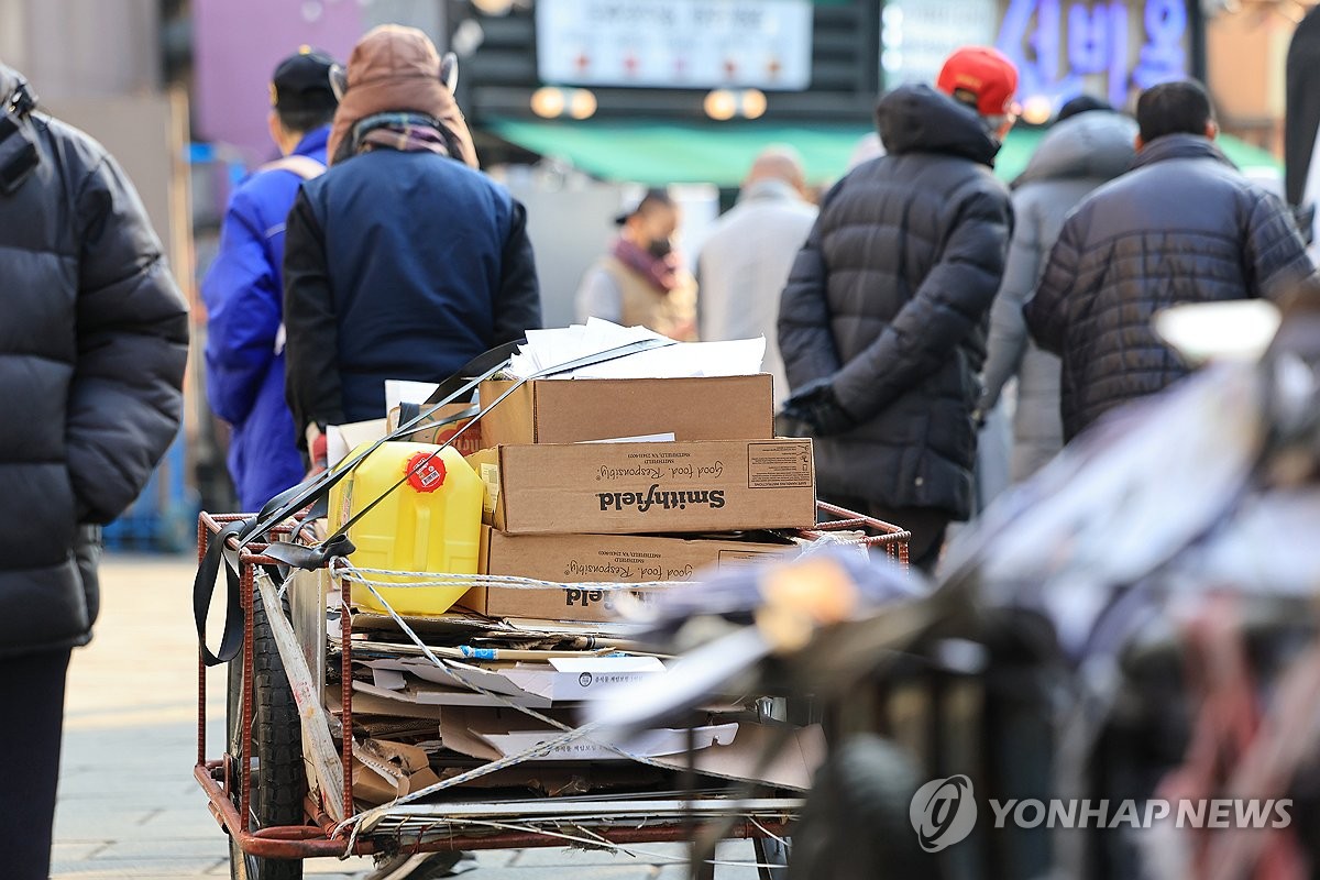 폐지줍는 노인 전국에 1만5천명…월소득 77만원 불과