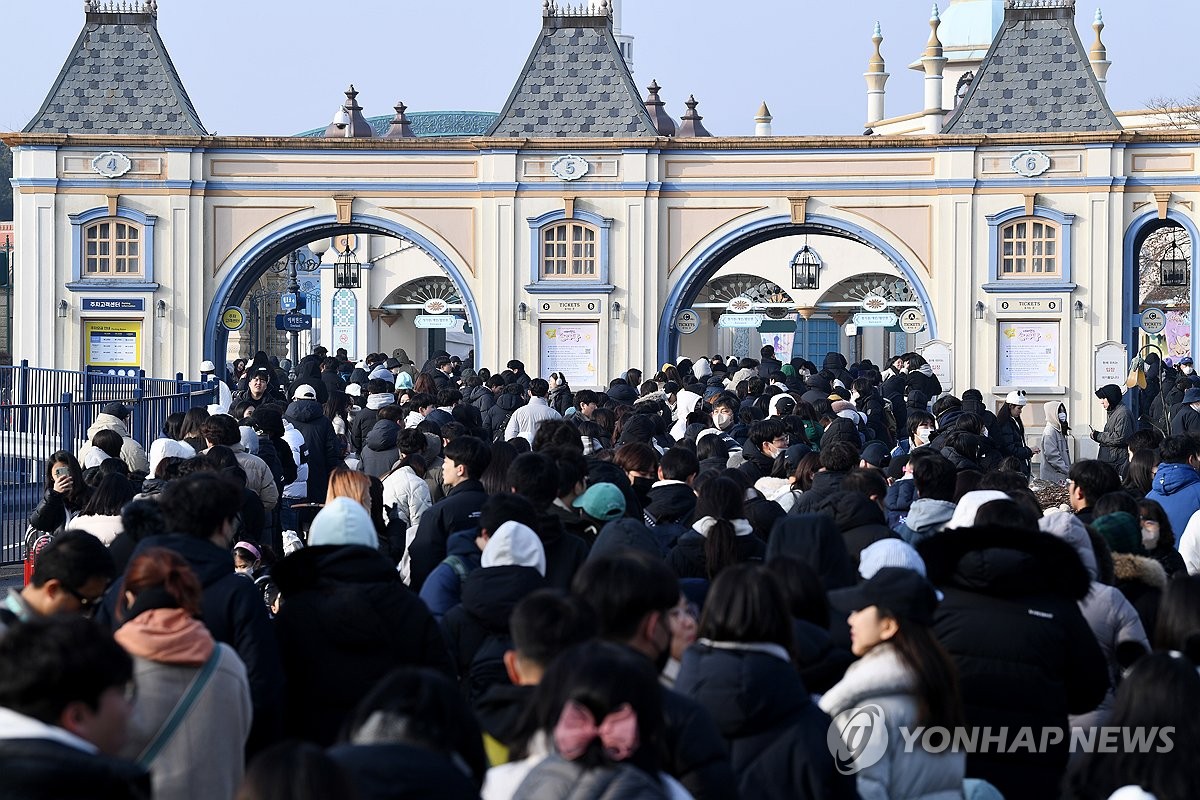 놀이동산 이용객 코로나 전의 90%…푸바오 인기에 완전 회복하나