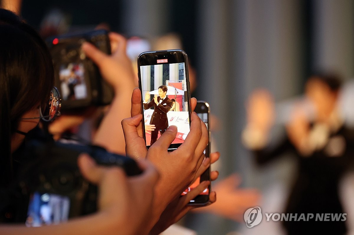 "연예인이 벼슬인가요"…변우석이 불 지핀 '과잉 경호' 논란