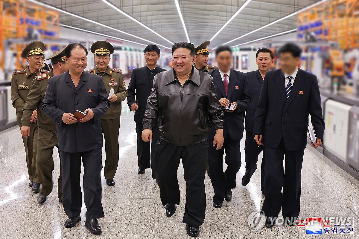 전원회의 마친 김정은, 군수공장 방문…"경제 전반에 성과 확대"(종합)