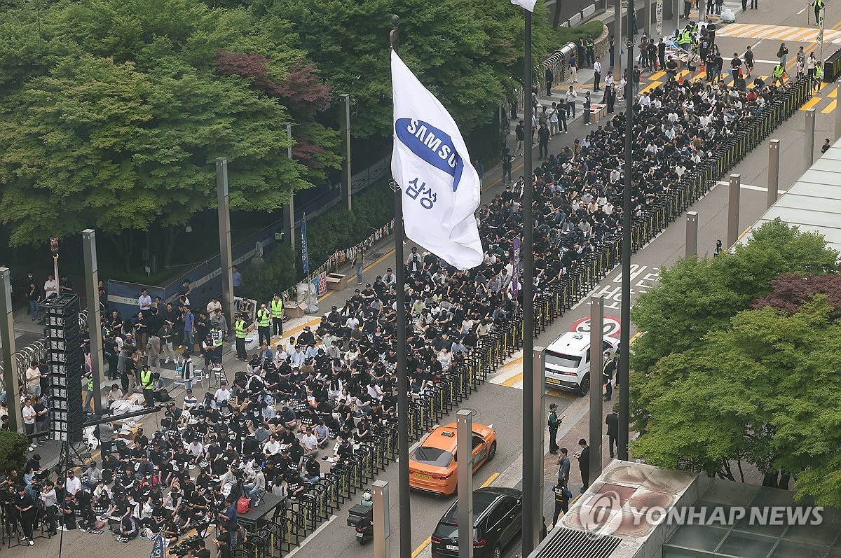 [2보] 삼성전자 노조 "요구 관철될 때까지 무임금 무노동 총파업"