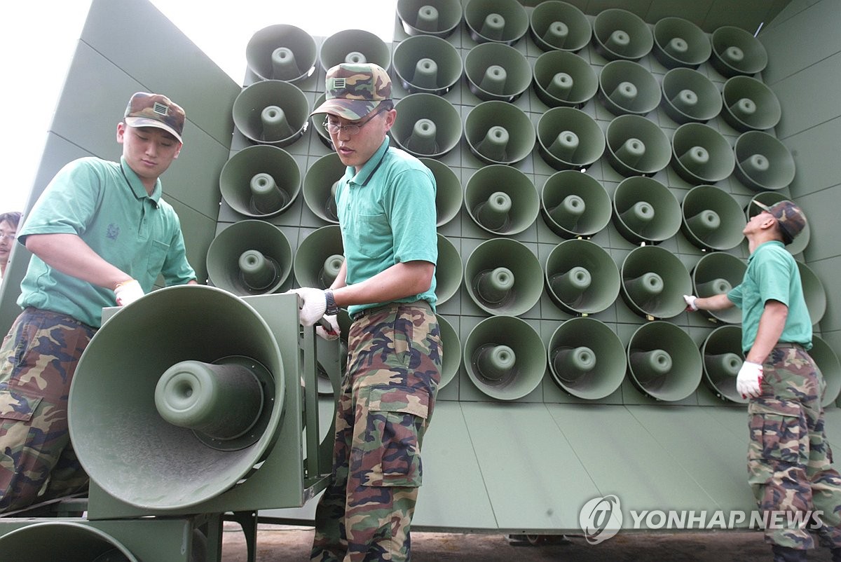 군, 北오물풍선 살포에 "모든 전선에서 대북 확성기 전면 시행"