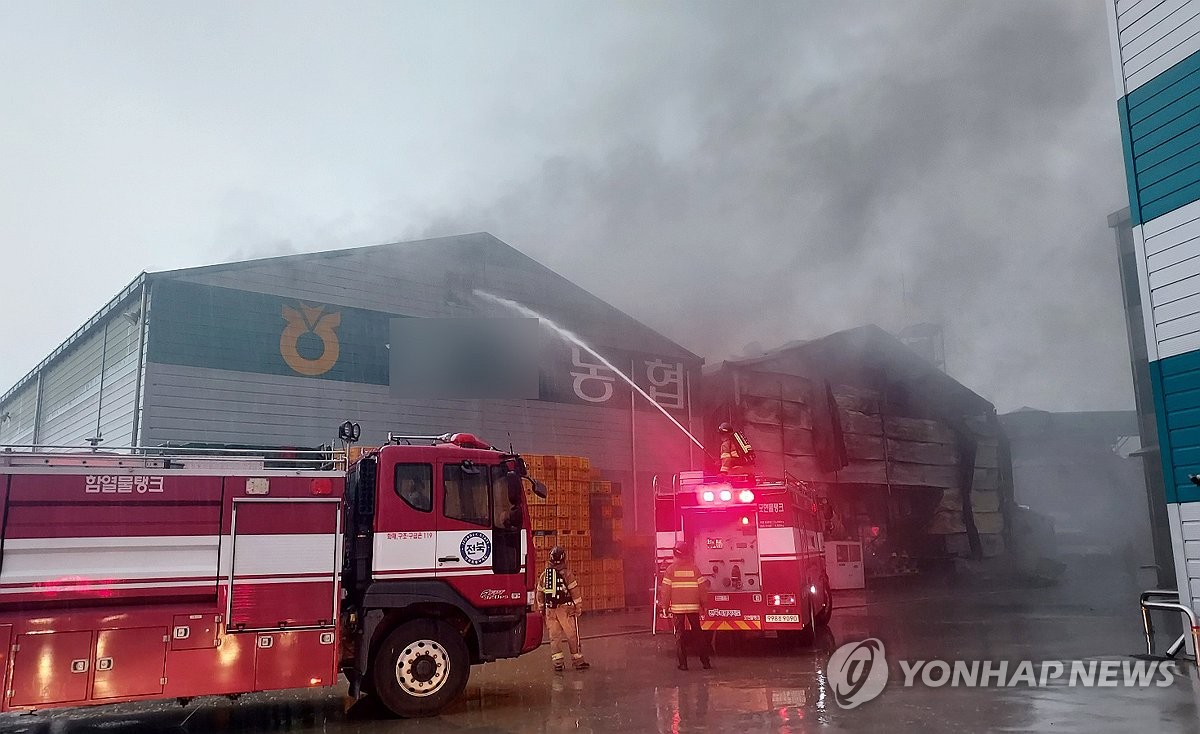 익산 농협 저장창고 화재…벼 600t 불타 10억원 피해(종합)