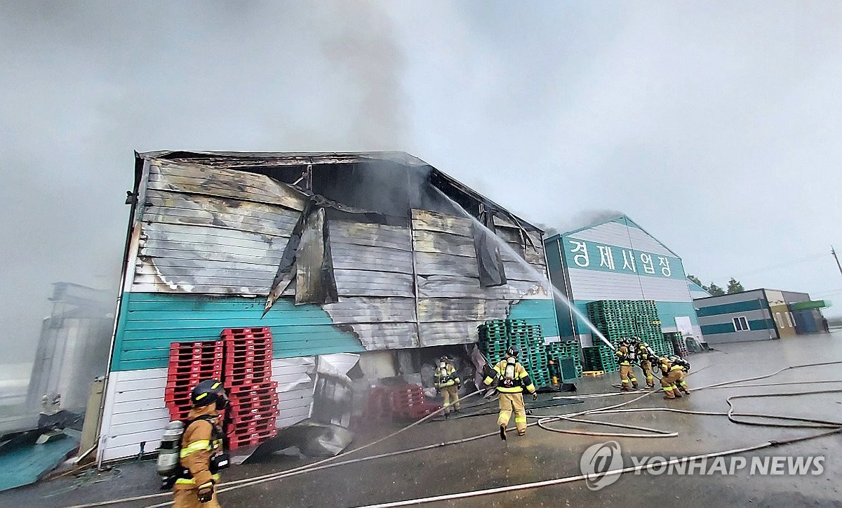 익산 농협 저장창고 화재…벼 600t 불타 10억원 피해(종합)