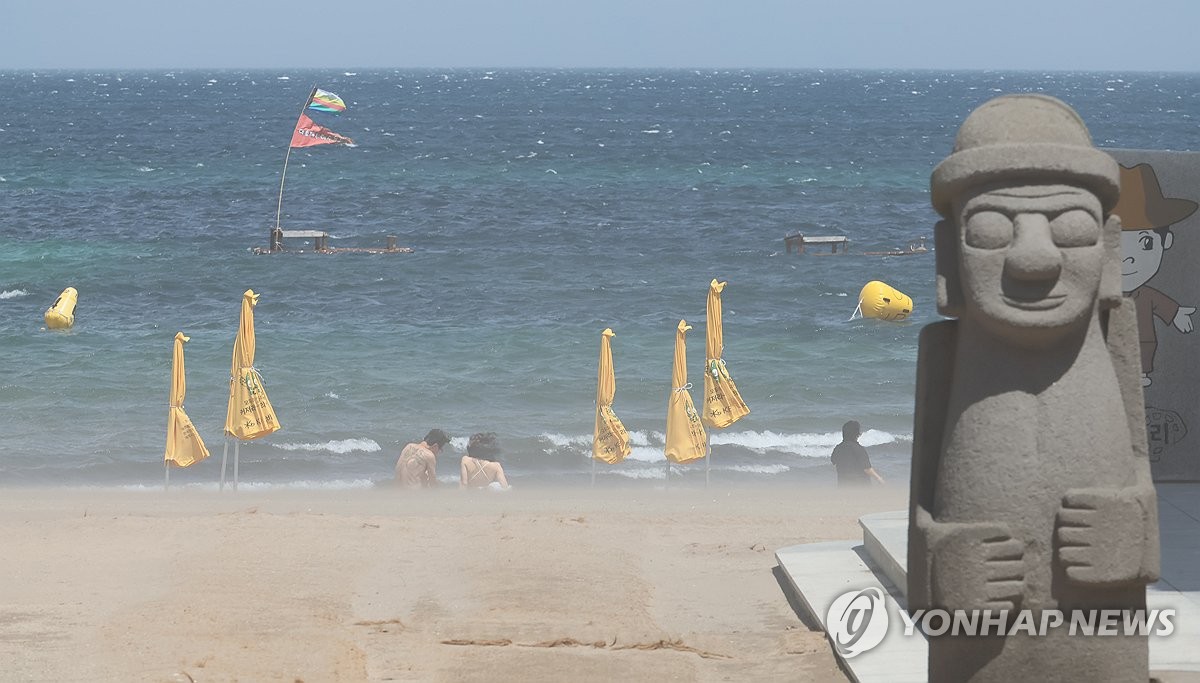 제주 '태풍급 강풍' 몰아쳐…제주공항 결항·지연 속출(종합2보)