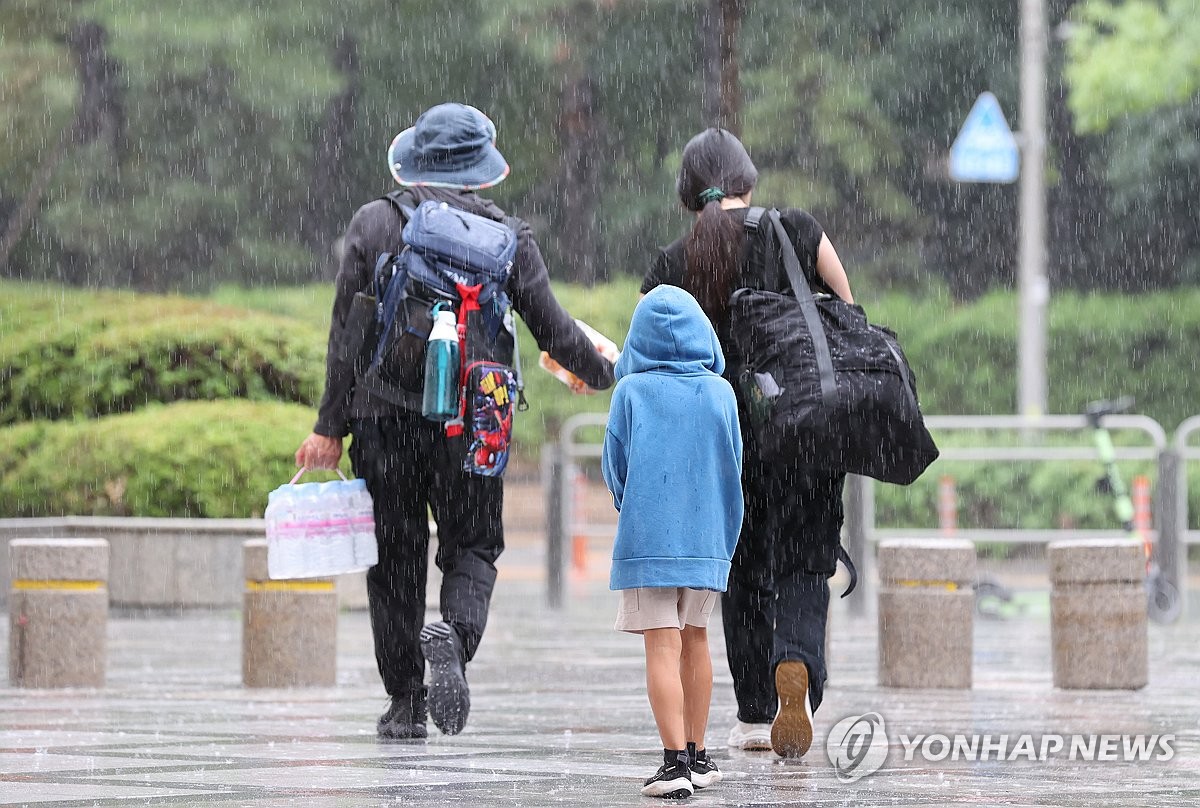 [내일날씨] 중부 중심 강한 장맛비…후텁지근 무더위