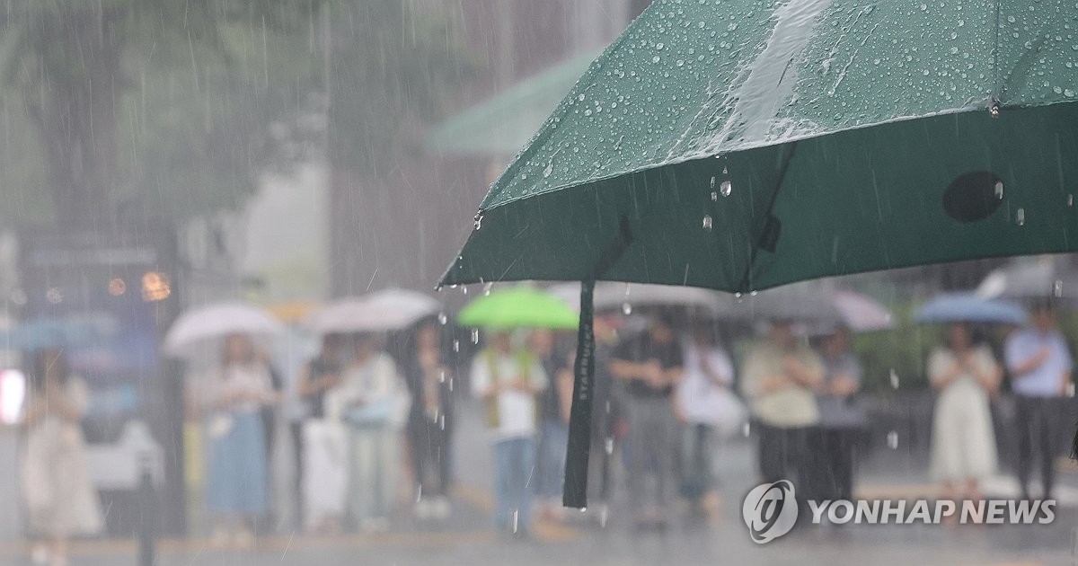 중부·전북·경북 강한 장맛비…남부는 무더위