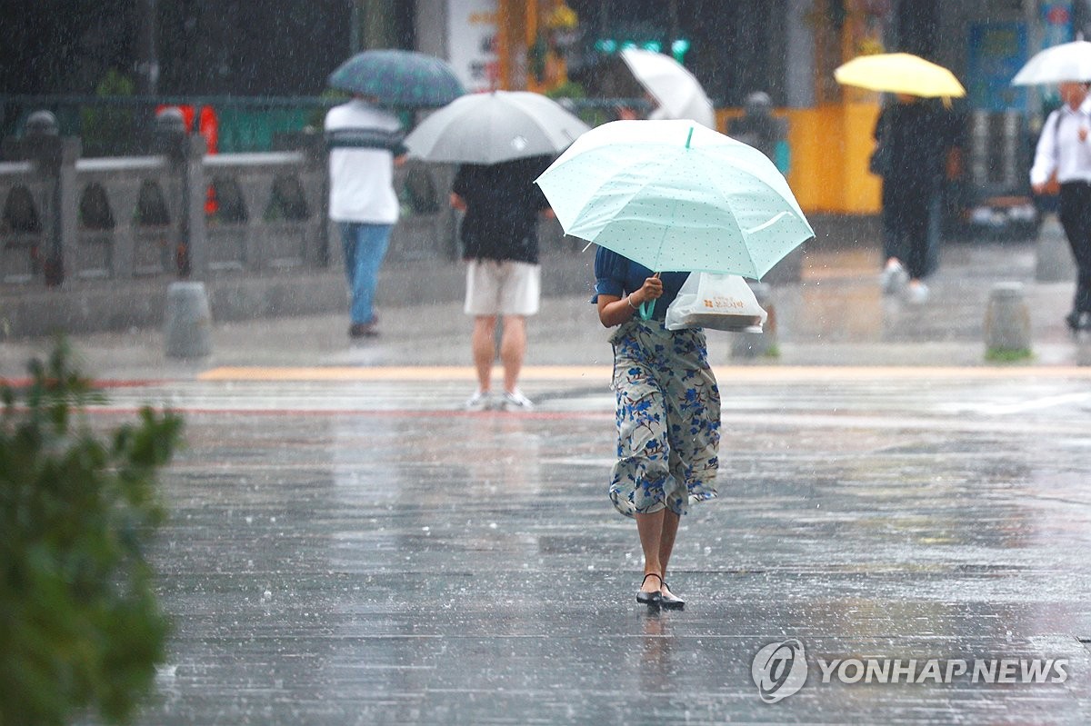 [날씨] 낮까지 전국에 강한 장맛비…안전사고 유의하세요