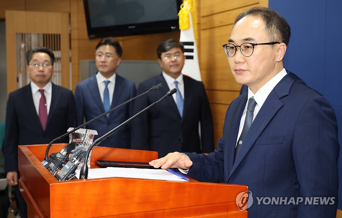 기자회견 자청한 이원석, 36분간 "근거없는 자가당착" 열변