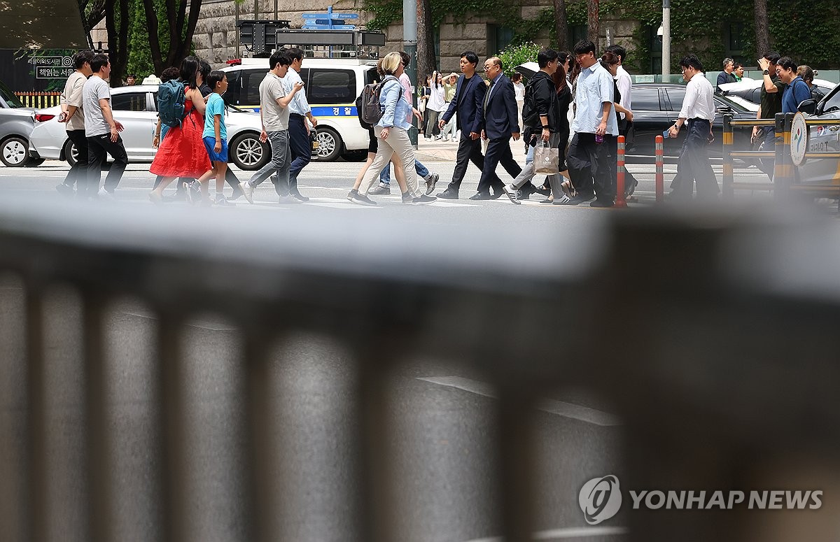 "횡단보도 건널 때도 두려워요"…예측불가 사고에 불안한 시민들