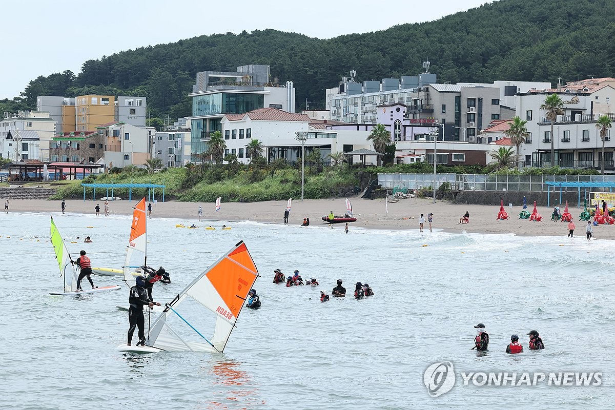 '첫 폭염경보' 제주 최고 35.1도…온열질환자 20명(종합)