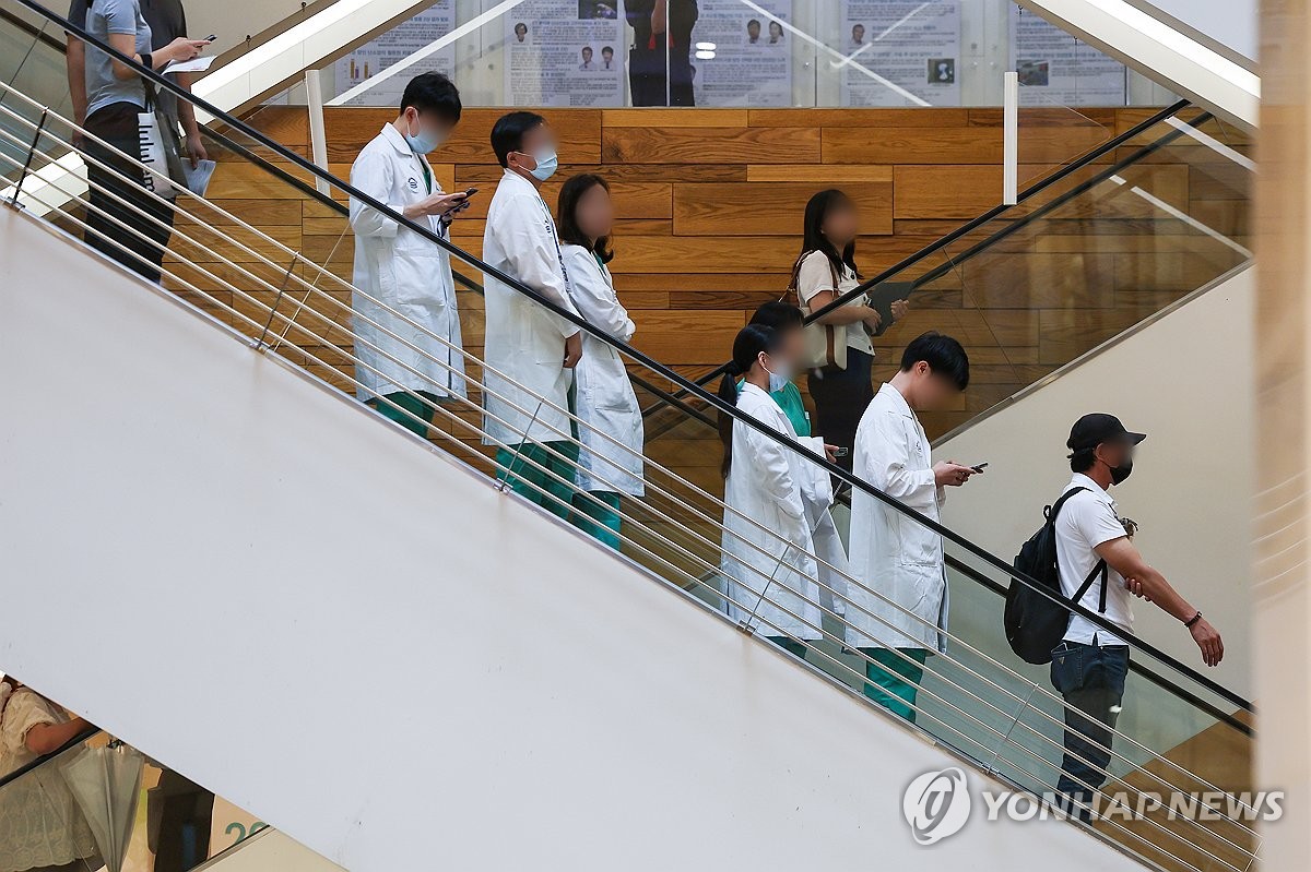 사직 전공의, 9월 복귀 허용하자…"수도권·인기과목 몰릴라"