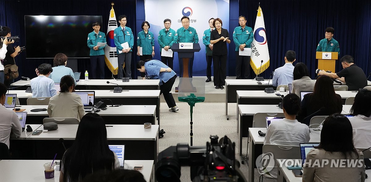 의대교수들 "전공의 처분 철회는 '꼼수'…내년 증원 재검토해야"