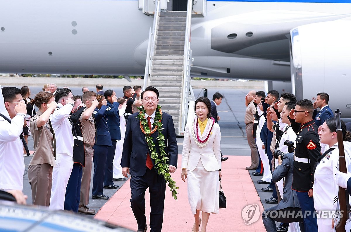 尹대통령, 하와이 도착…태평양 국립묘지 참배(종합)