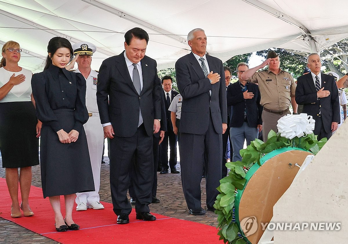 尹, 6·25 전사자 1만명 묻힌 '펀치볼' 참배…한미동맹 다져(종합)