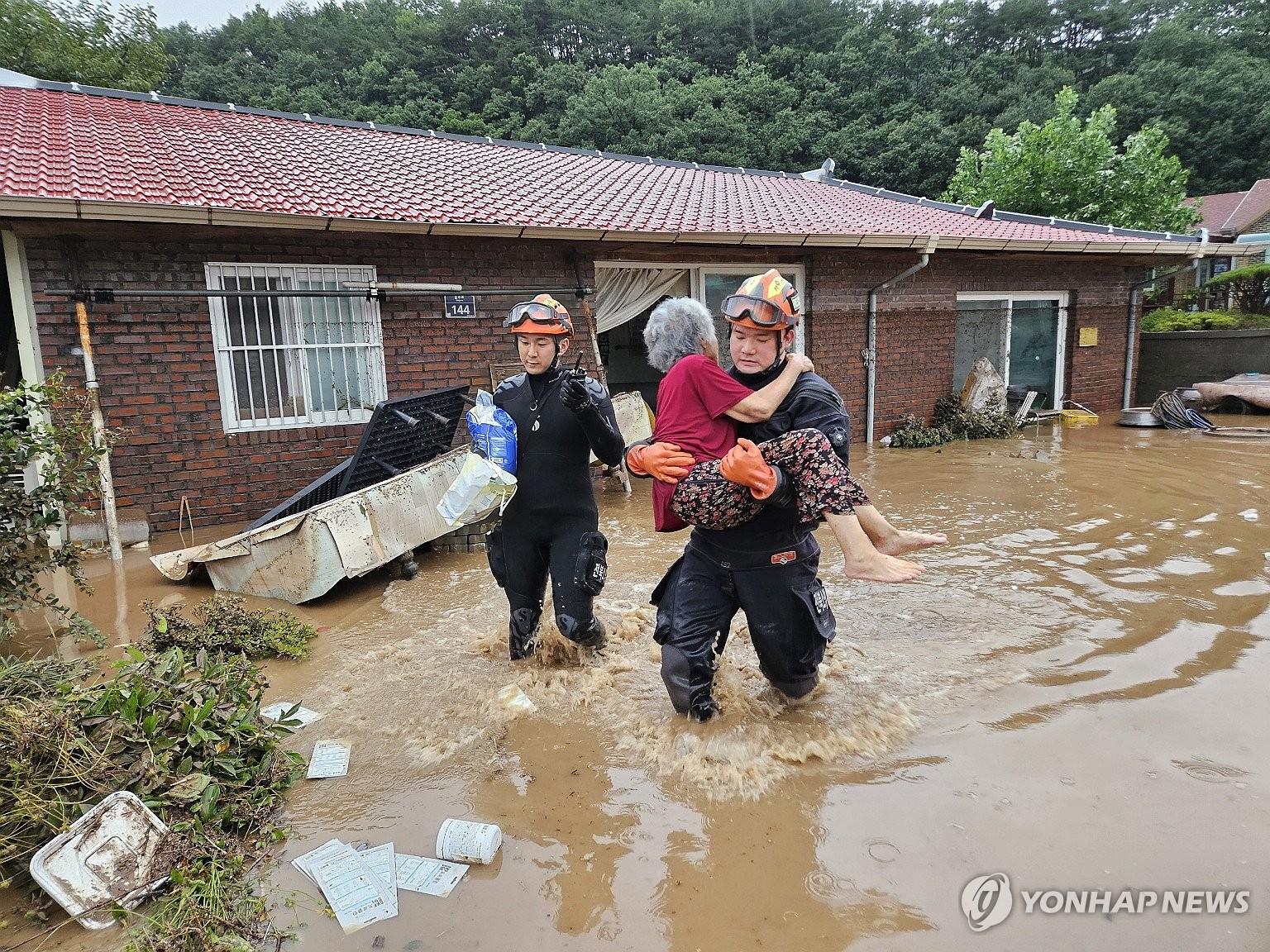 전북 완주서 하천 범람…소방 "현재 고립 주민 18명 전원 구조"(종합2보)