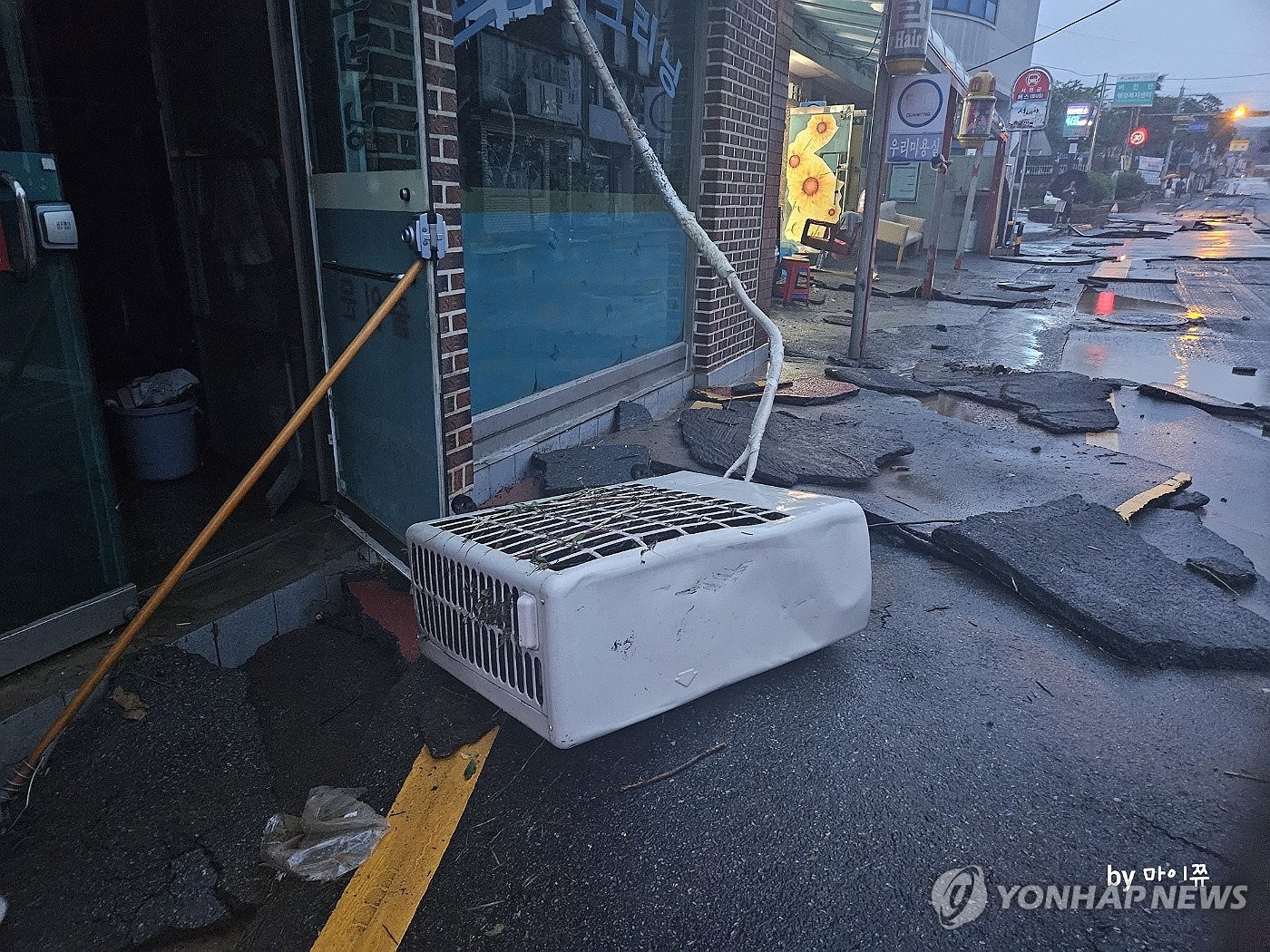 대전충남 시간당 100㎜ 폭우에 곳곳 잠기고 무너져…2명 숨져(종합)