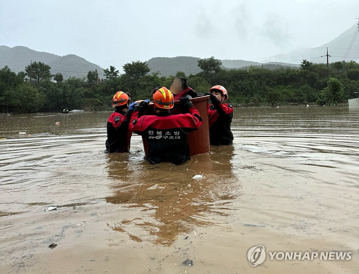 기록적 폭우에 전북 하천 제방 무너지고 곳곳 산사태(종합2보)