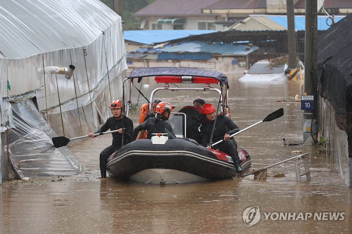 폭우 할퀸 대전충남 곳곳 산사태·제방 붕괴 아수라장…3명 숨져(종합2보)