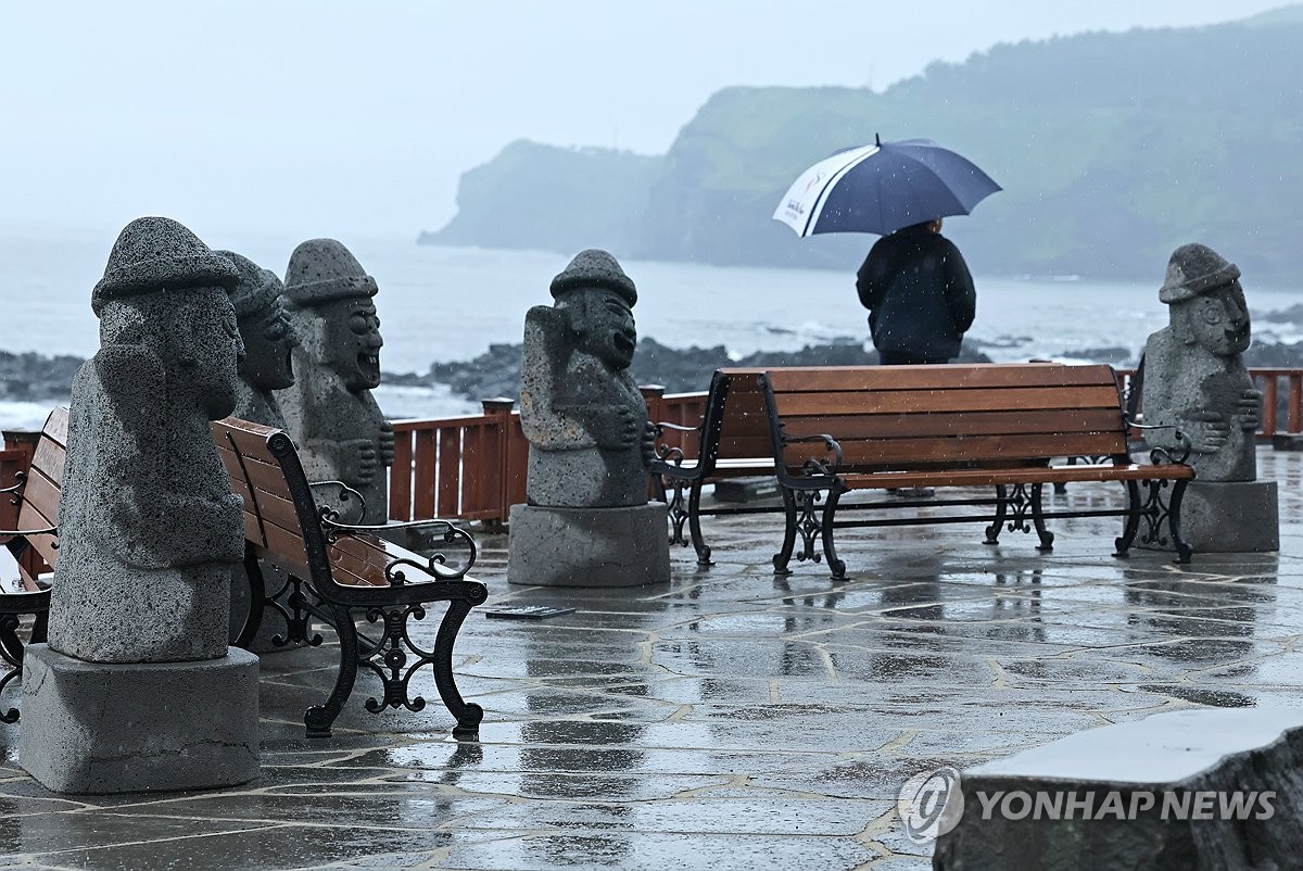 주말 흐리고 곳곳에서 소나기…일요일 남부지방 중심 많은 비