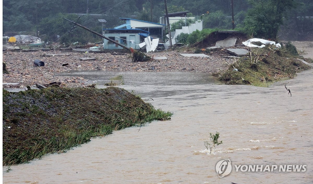 기록적 폭우에 전북 하천 제방 무너지고 곳곳 산사태(종합2보)