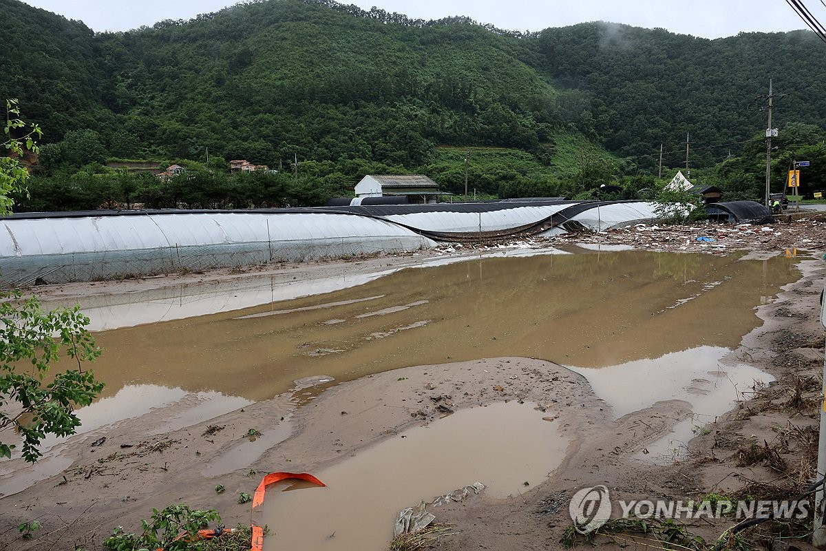 폭우 할퀸 대전충남 곳곳 산사태·제방 붕괴 아수라장…3명 숨져(종합2보)