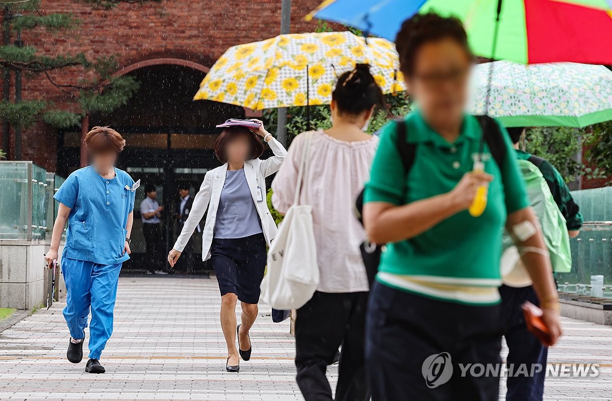 [날씨] 전국 곳곳 소나기…낮 최고기온 32도