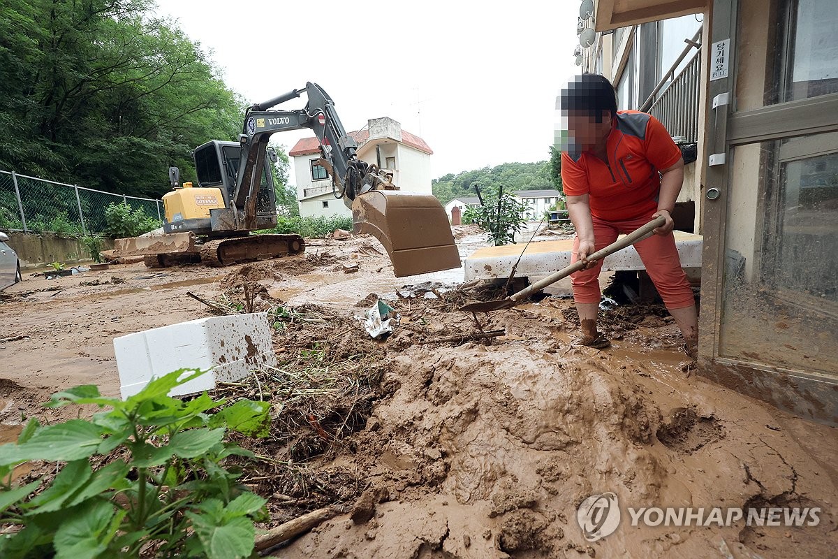 기록적 폭우에 전북 하천 제방 무너지고 곳곳 산사태(종합2보)