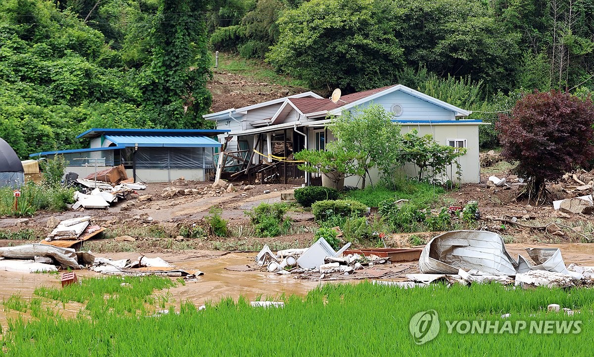 폭우 할퀸 대전충남 곳곳 산사태·제방 붕괴 아수라장…3명 숨져(종합2보)