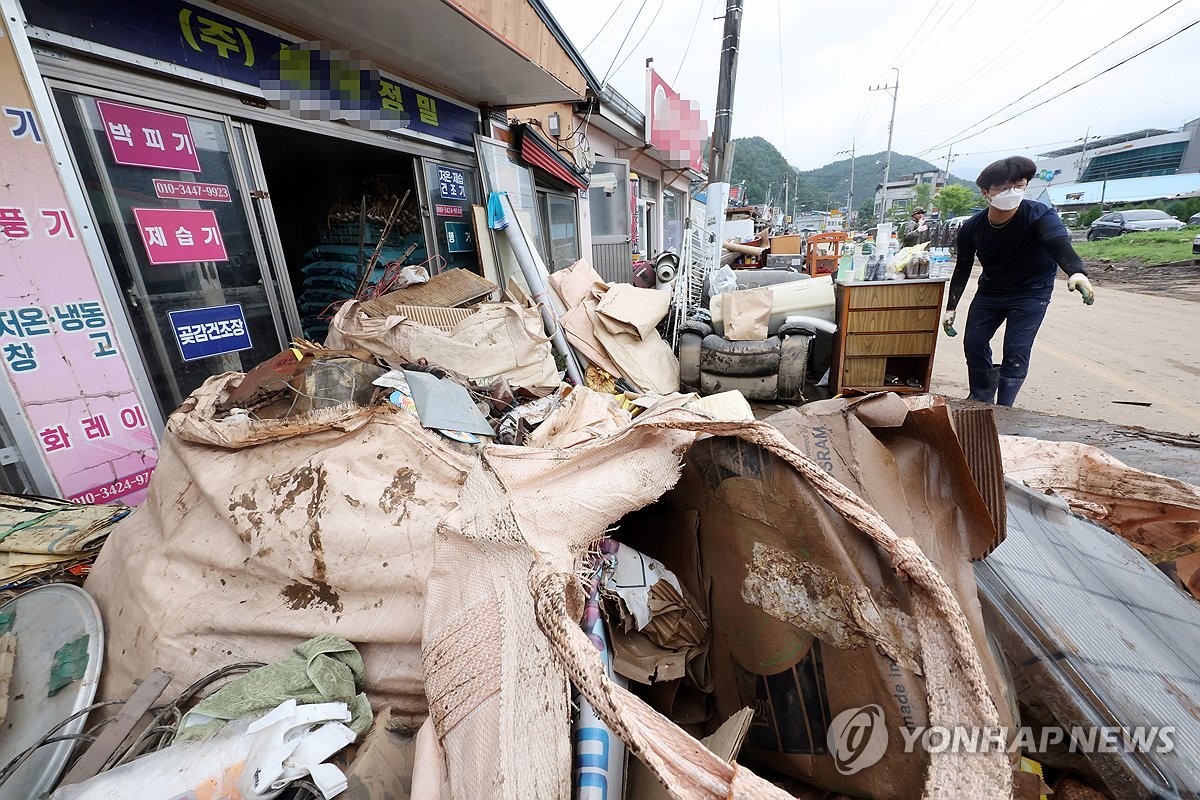 [르포] "언제 끝날지 모르겠지만"…수해 피해 복구 힘내는 주민들