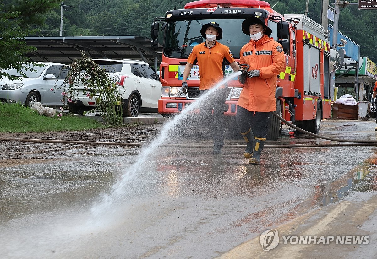 [르포] "언제 끝날지 모르겠지만"…수해 피해 복구 힘내는 주민들