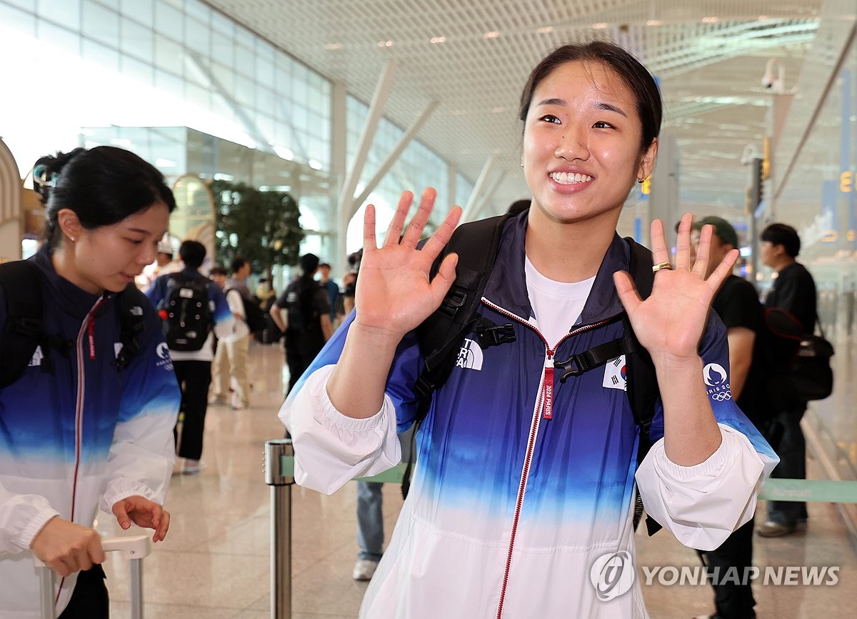 '파리 올림픽 선봉장' 안세영 "돌아올 땐 샴페인 흔들고파"