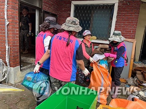 수마가 할퀴고 간 충남지역, 주말에도 곳곳서 복구작업 '구슬땀'