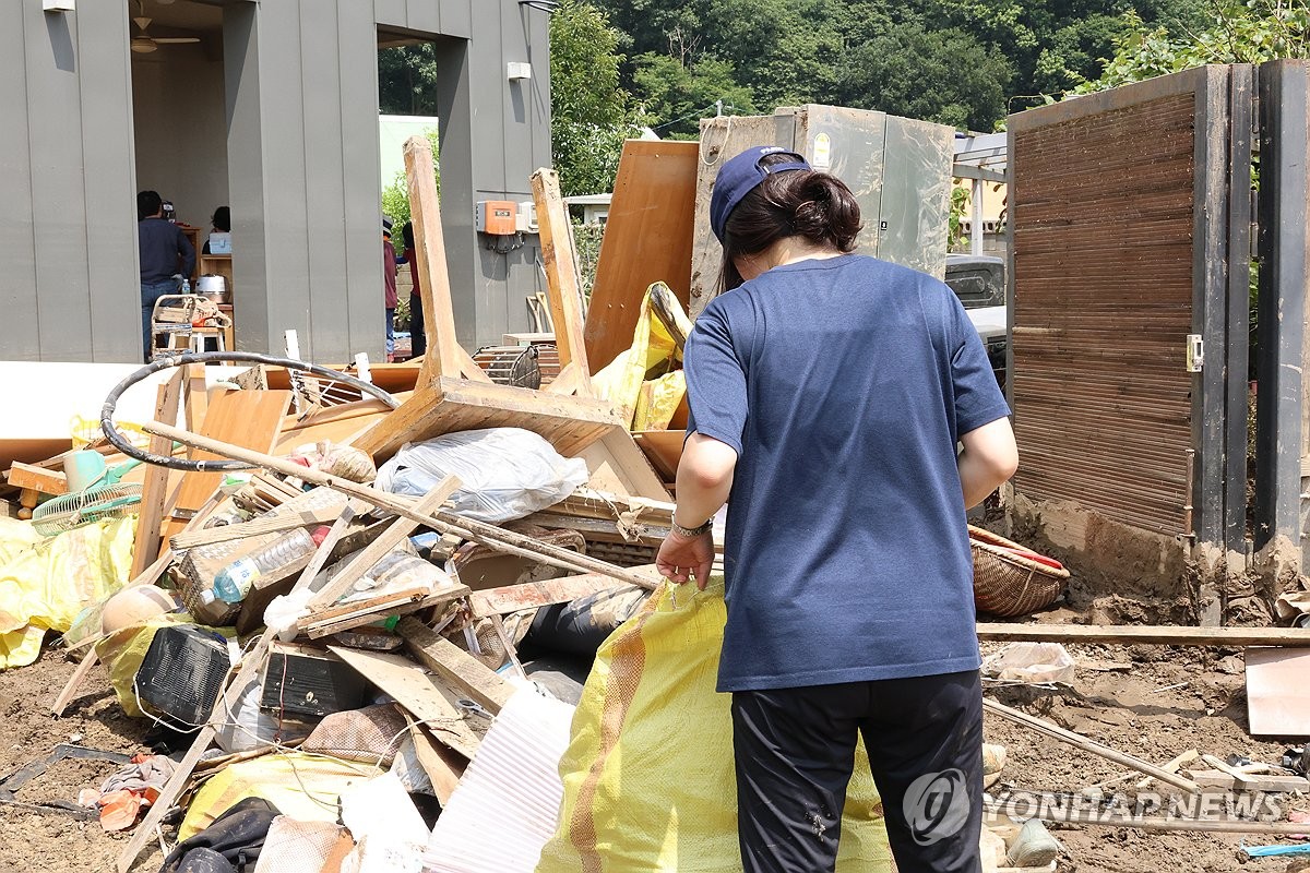 [전국 레이더] "아직도 땅이 질퍽질퍽"…농작물 침수·더딘 복구 '망연자실'