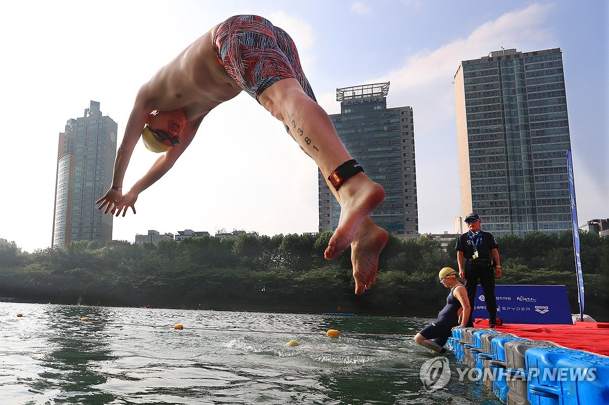 석촌호수 헤엄치고 롯데타워 계단 올라…'롯데아쿠아슬론' 성료